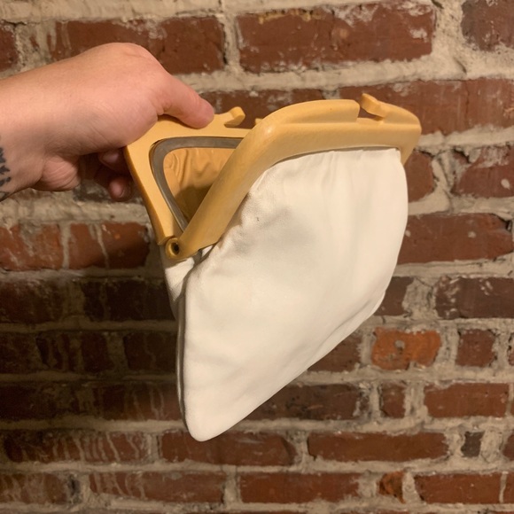 1970s vintage Sirocco italian real leather clutch white with tan Bakelite clasp - Picture 12 of 12